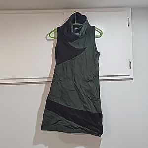 sleeveless halterdress. Olive and brown. Has pockets! Size small